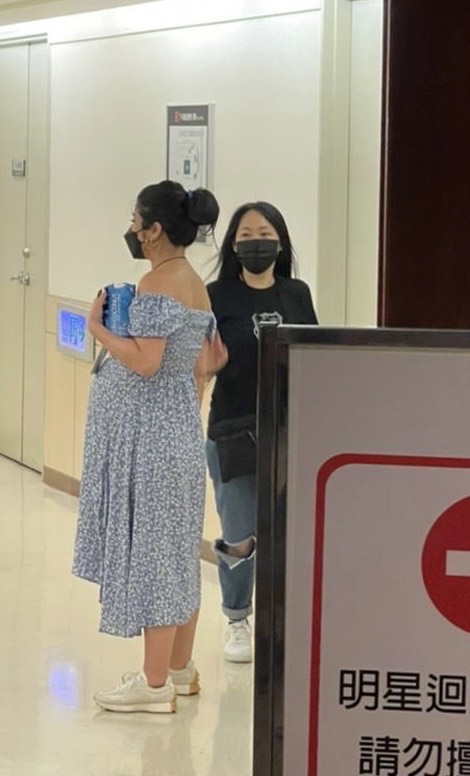 瘦子老婆Jennifer挺孕肚力挺瘦子開唱。（讀者提供）