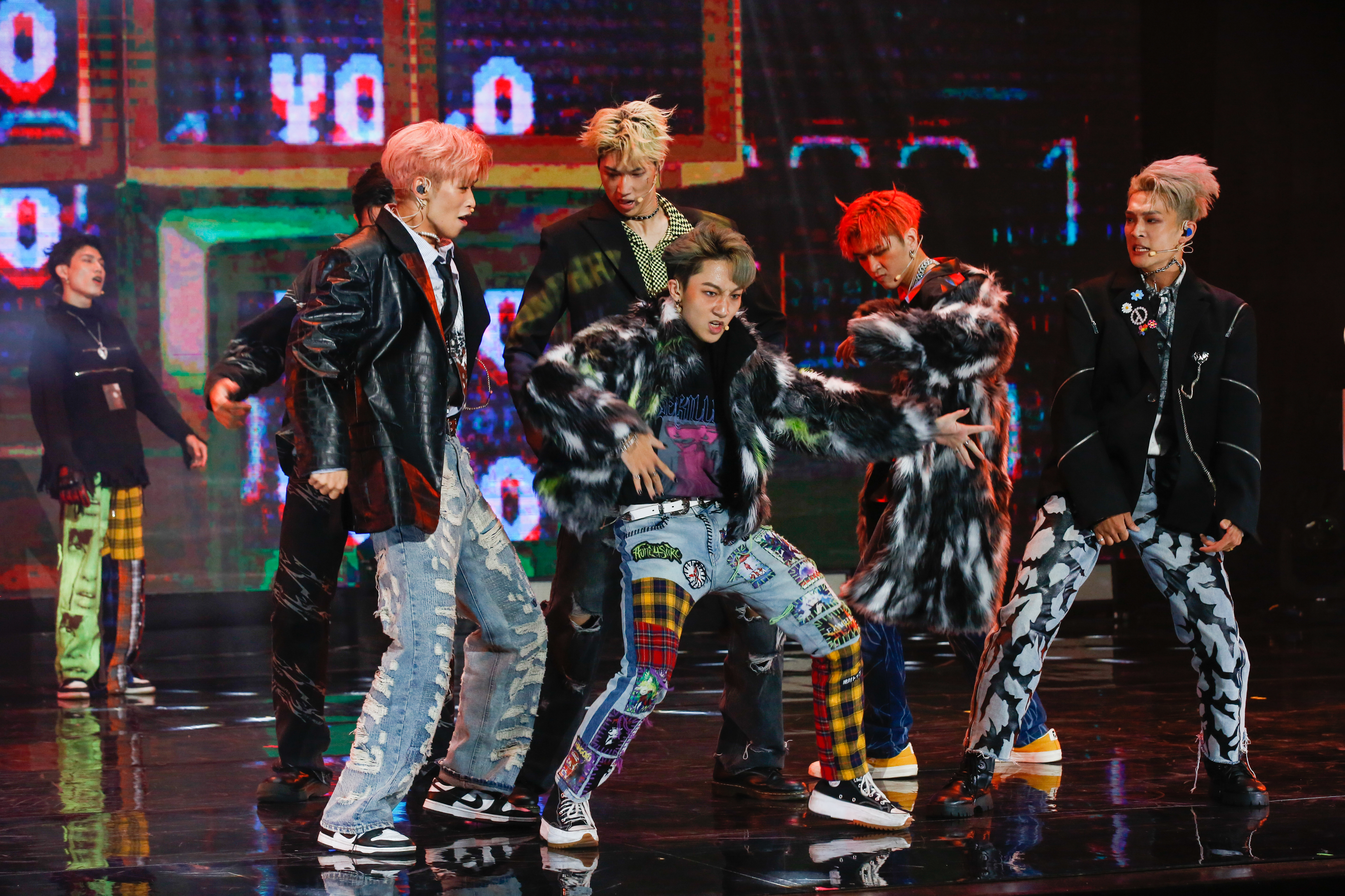 演唱會由天王星演唱〈YOLO〉揭開序幕。