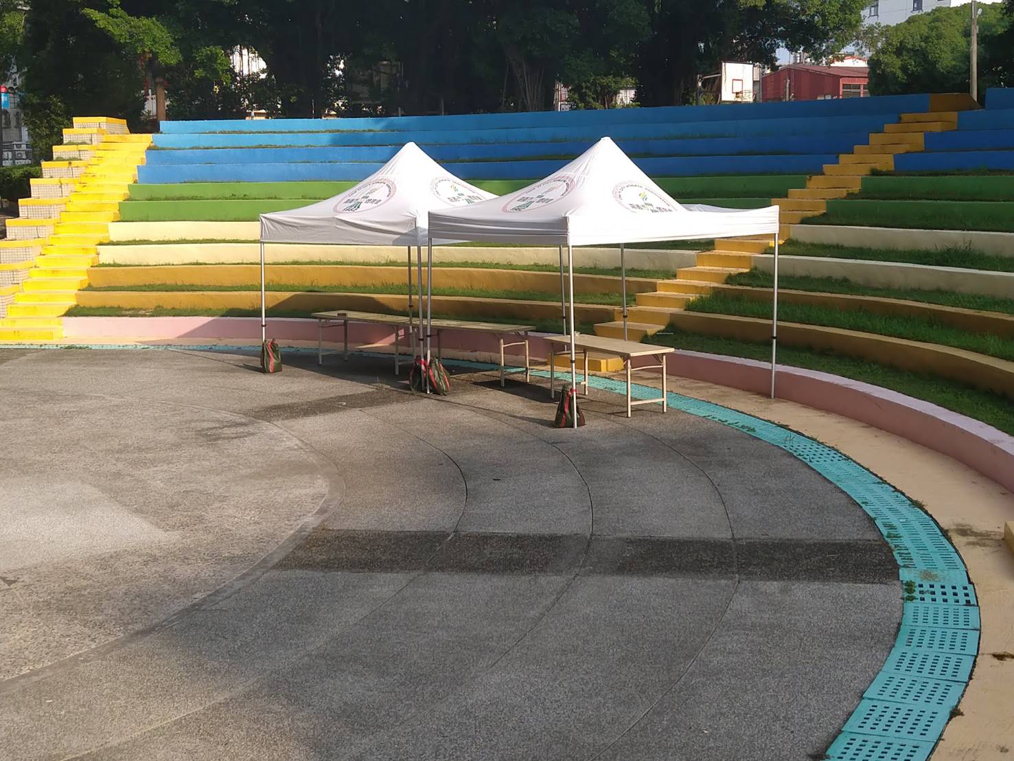 桌協祕書長葉國欽坦承，戶外只設置兩頂帳棚供家長與孩子、教練用餐時遮陽，的確有疏失，他允諾改善。（讀者提供）