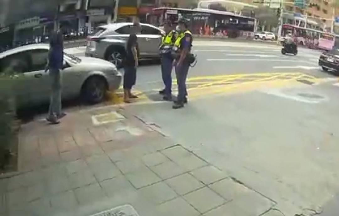 警方查違停，救出被詐團囚禁的豬仔。（翻攝畫面）