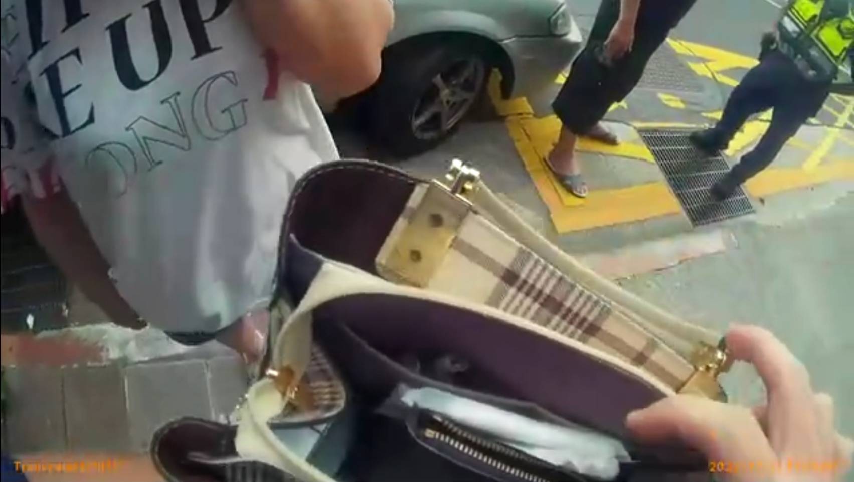 被害女子因求職被詐團控制,幸好警方將她救出。(翻攝畫面)