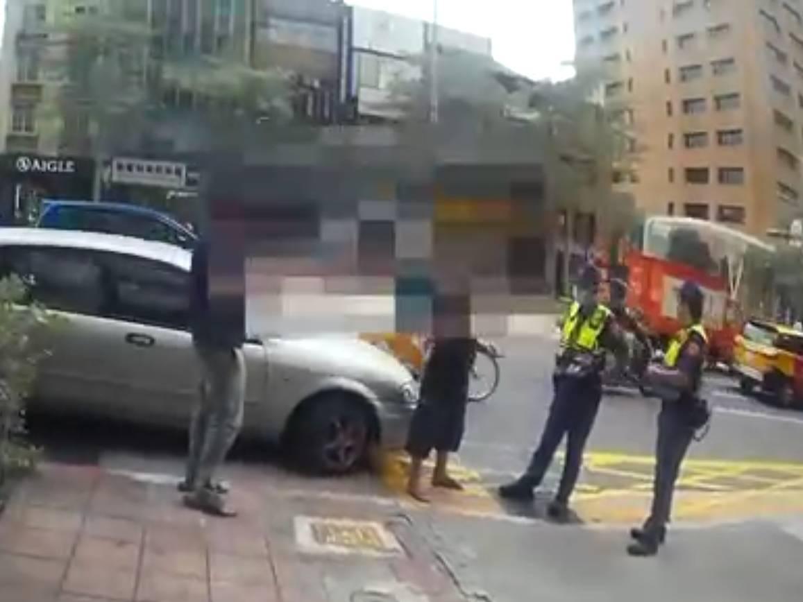 警方救出被詐團囚禁的豬仔。（翻攝畫面）