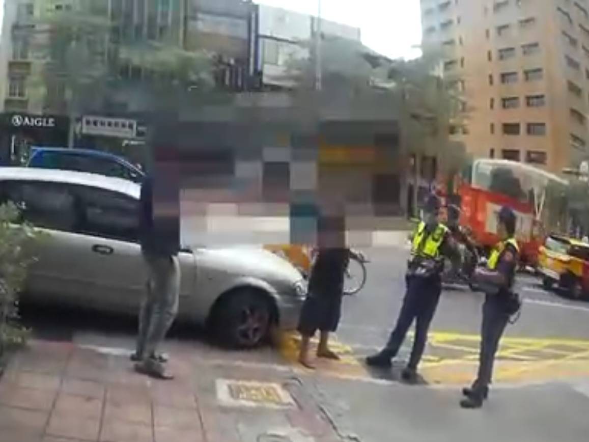 警方救出被詐團囚禁的豬仔。(翻攝畫面)