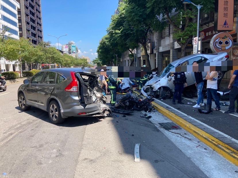 車禍現場支離破碎。（翻攝畫面）