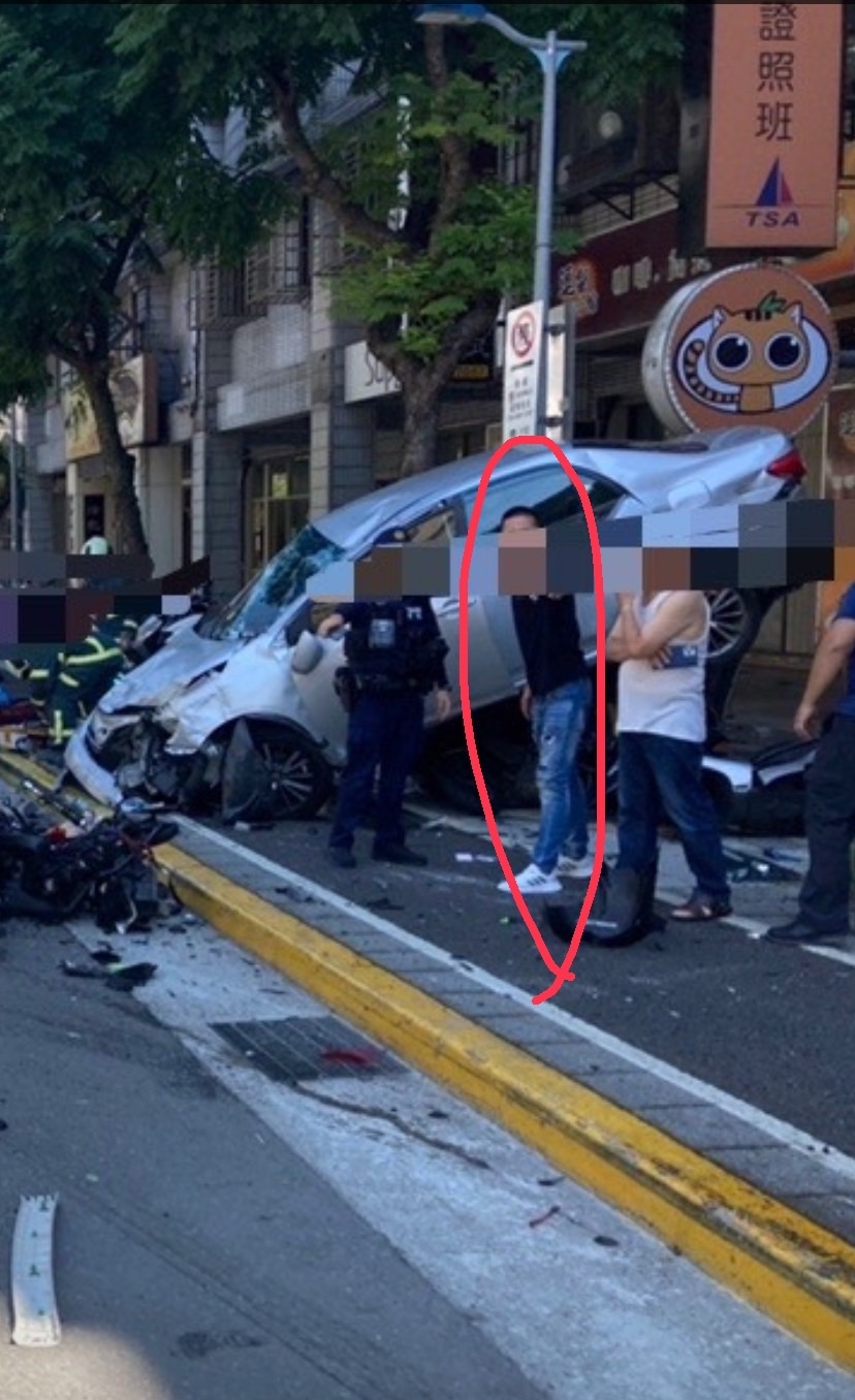 疑似死亡車禍駕駛（紅圈者）。（翻攝畫面）