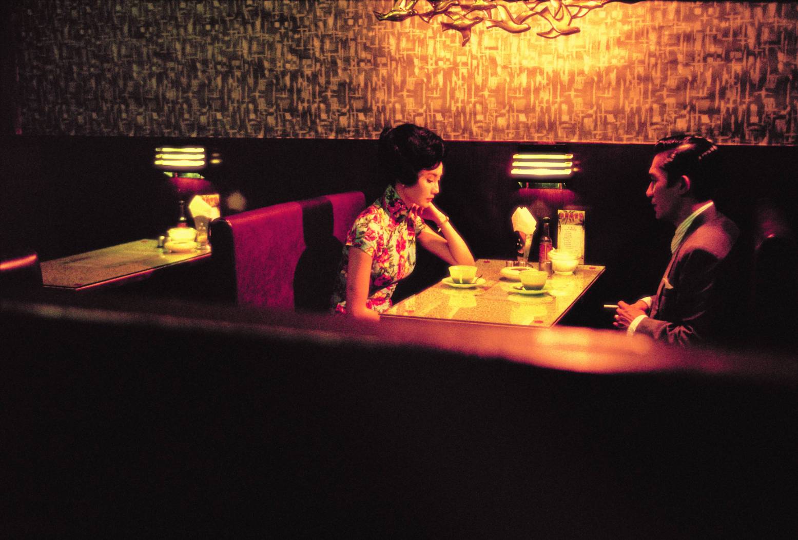 《花樣年華》將懷舊氛圍發揮到極致，梁朝偉與張曼玉的曖昧情欲更令人屏息。（CATCHPLAY）