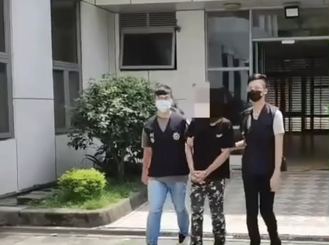 警方移送嫌犯。(翻攝畫面)