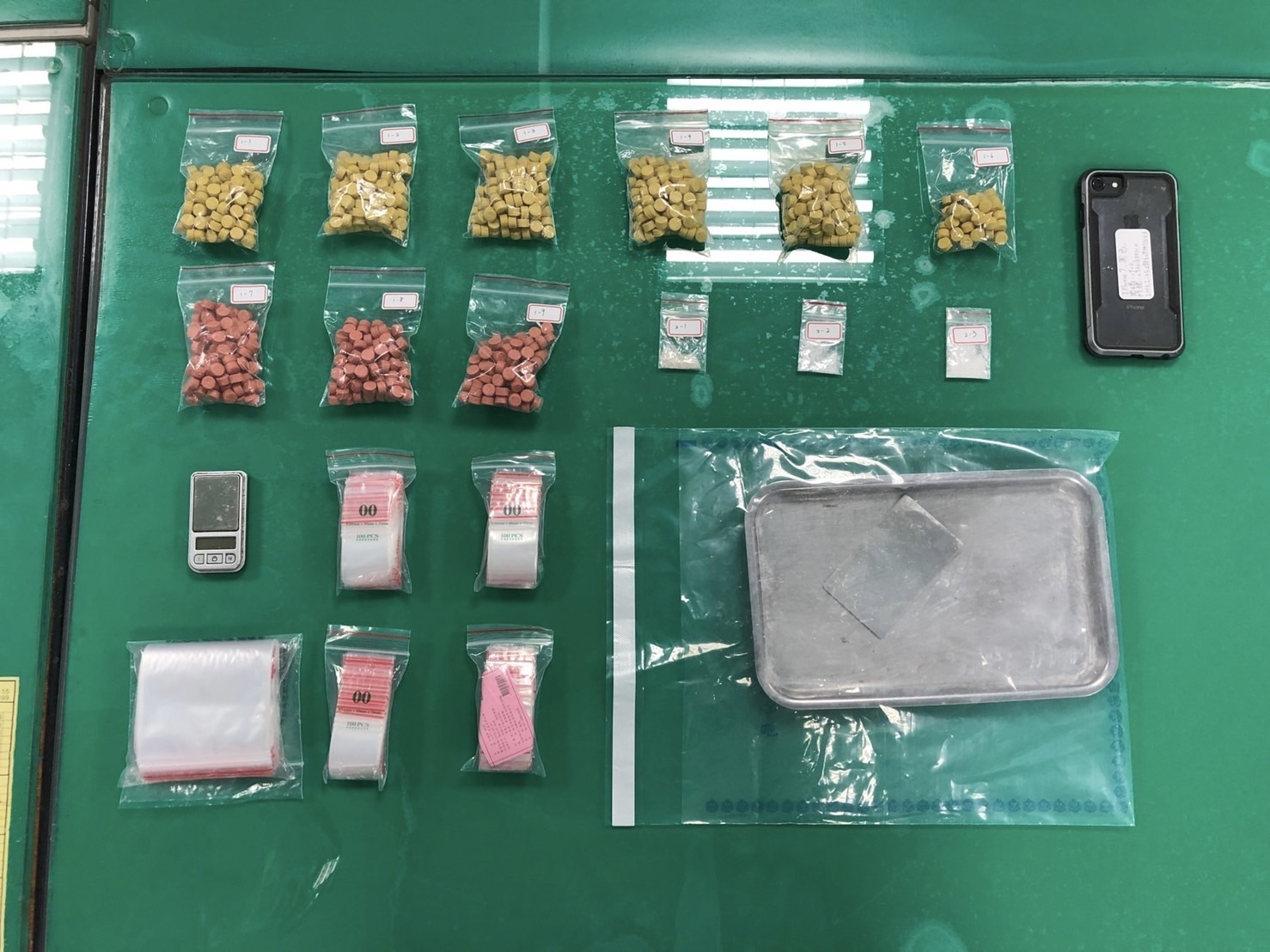 警方起獲毒品。(翻攝畫面)
