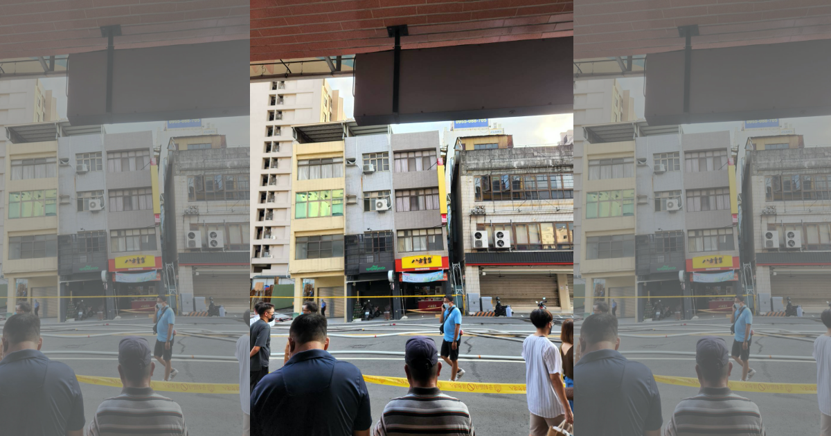 高雄市前金區自強一路的工地5個月內2度塌陷,本次更波及一旁大樓,嚇得住戶趕緊撤離。(翻攝自記者爆料網)