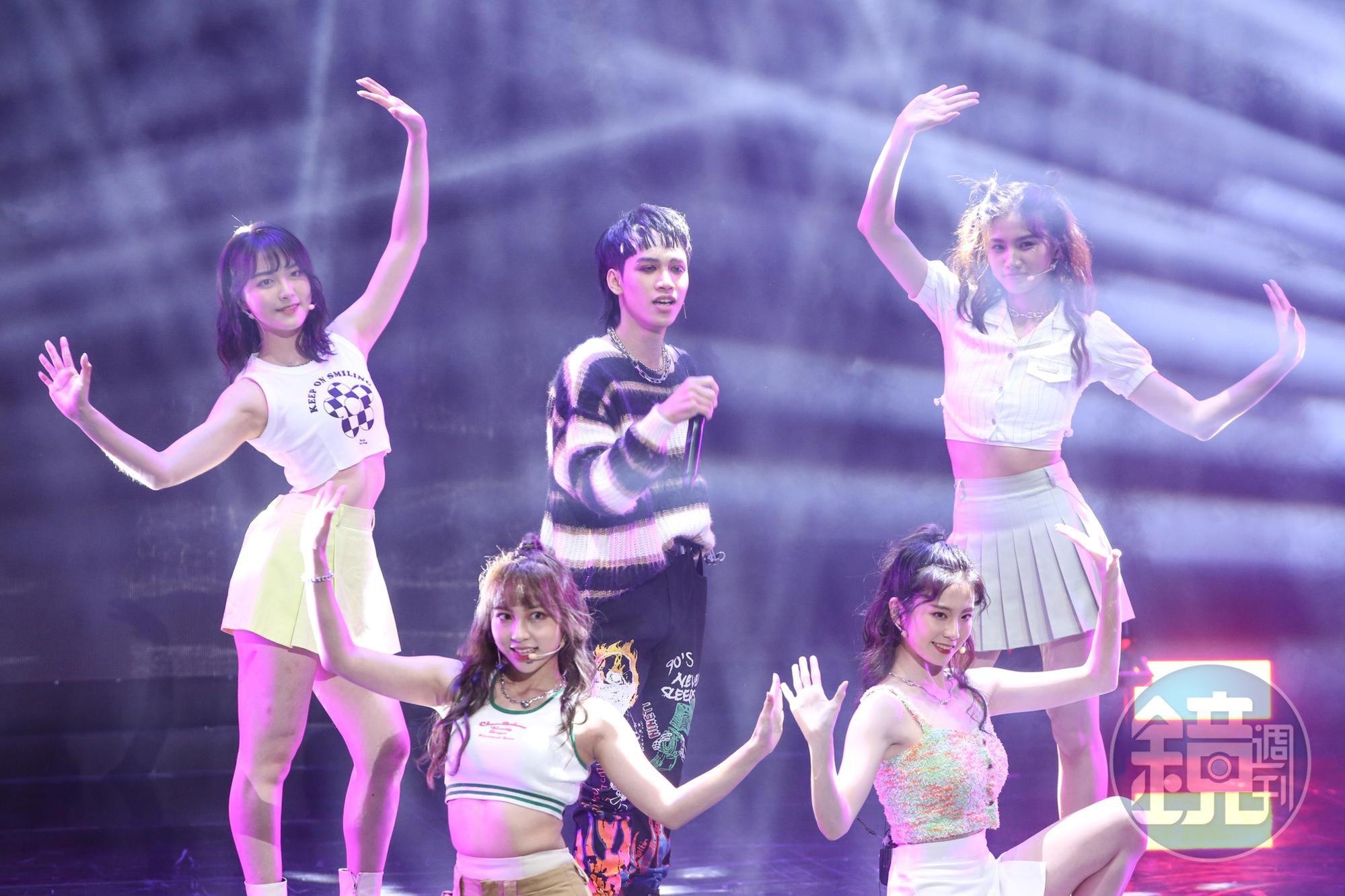巴比演唱〈你說的都對〉，搭配 DD52學姐 王如茵、林易沄、曾苡晴、陳奕蓁四人美聲幫襯。