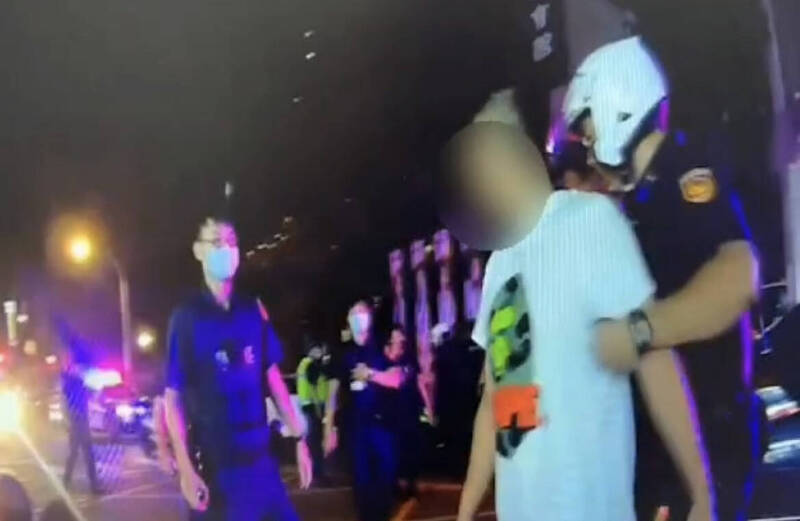 吳姓男子上酒店結帳時，意外與服務生起口角，竟動手打人砸店，還撂人助陣，一行16人全部遭桃園警方30名快打部隊鐵腕壓制。（警方提供）