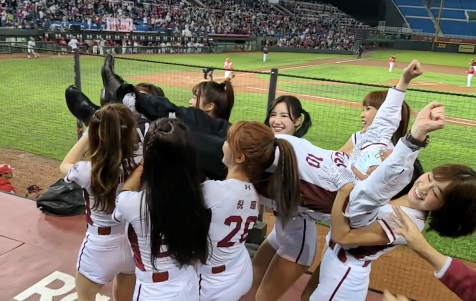 鄭文燦之前被啦啦隊隊員簇擁。（翻攝鄭運鵬臉書影片）