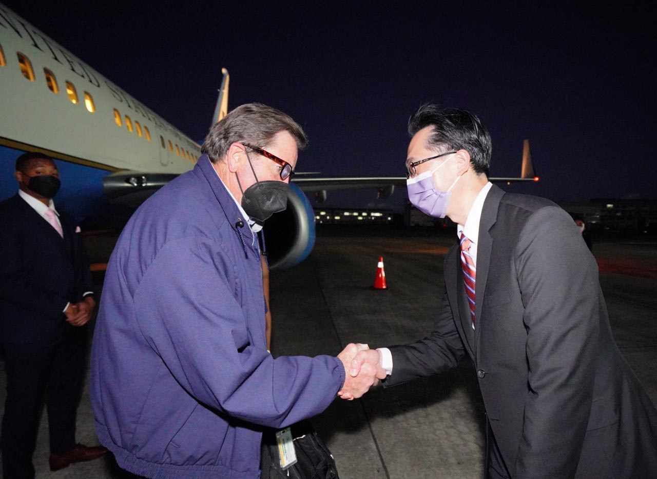 外交部北美司司長徐佑典在松指部歡迎聯邦眾議員加勒曼帝(John Garamendi, D-CA)。(外交部提供)