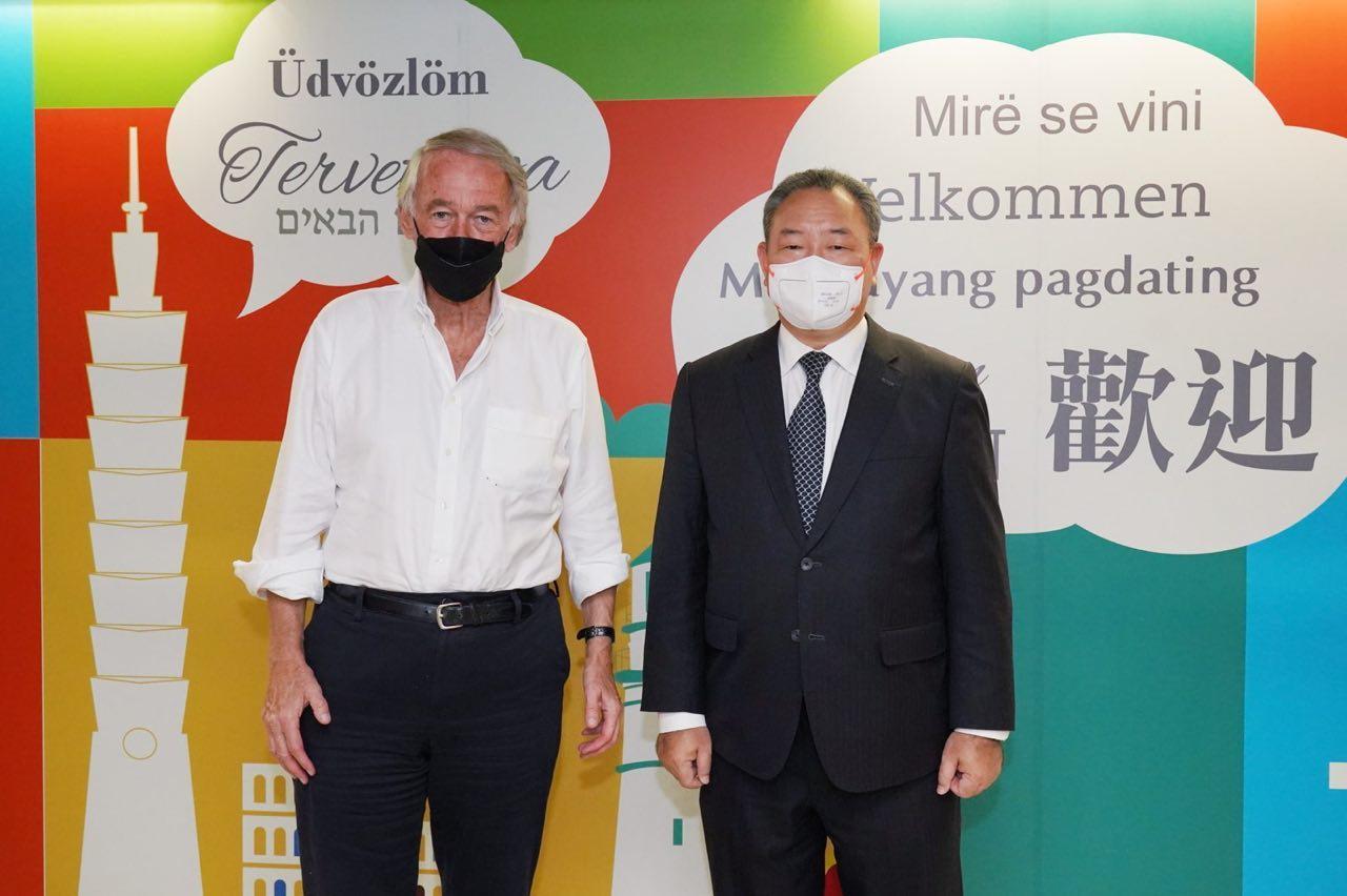 外交部常務次長俞大㵢在桃園機場迎接參院外委會亞太小組主席馬基。（外交部提供）