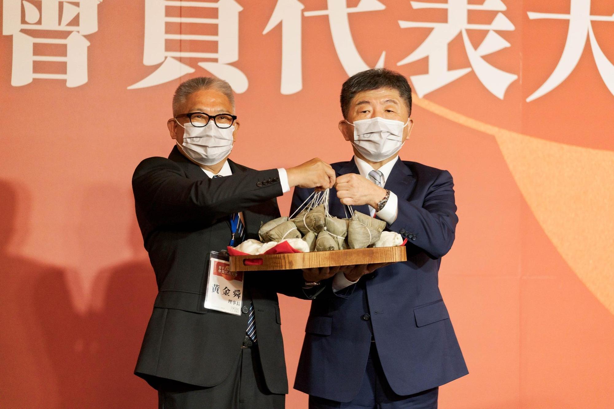 陳時中(右)與藥師公會全聯會理事長黃金舜(左)。(翻攝陳時中臉書)
