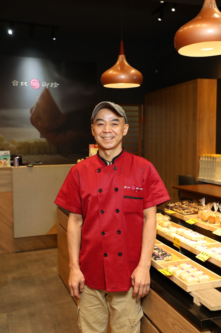 每年中秋節，楊守憲師傅堅持製作傳統老月餅，守護過節滋味。
