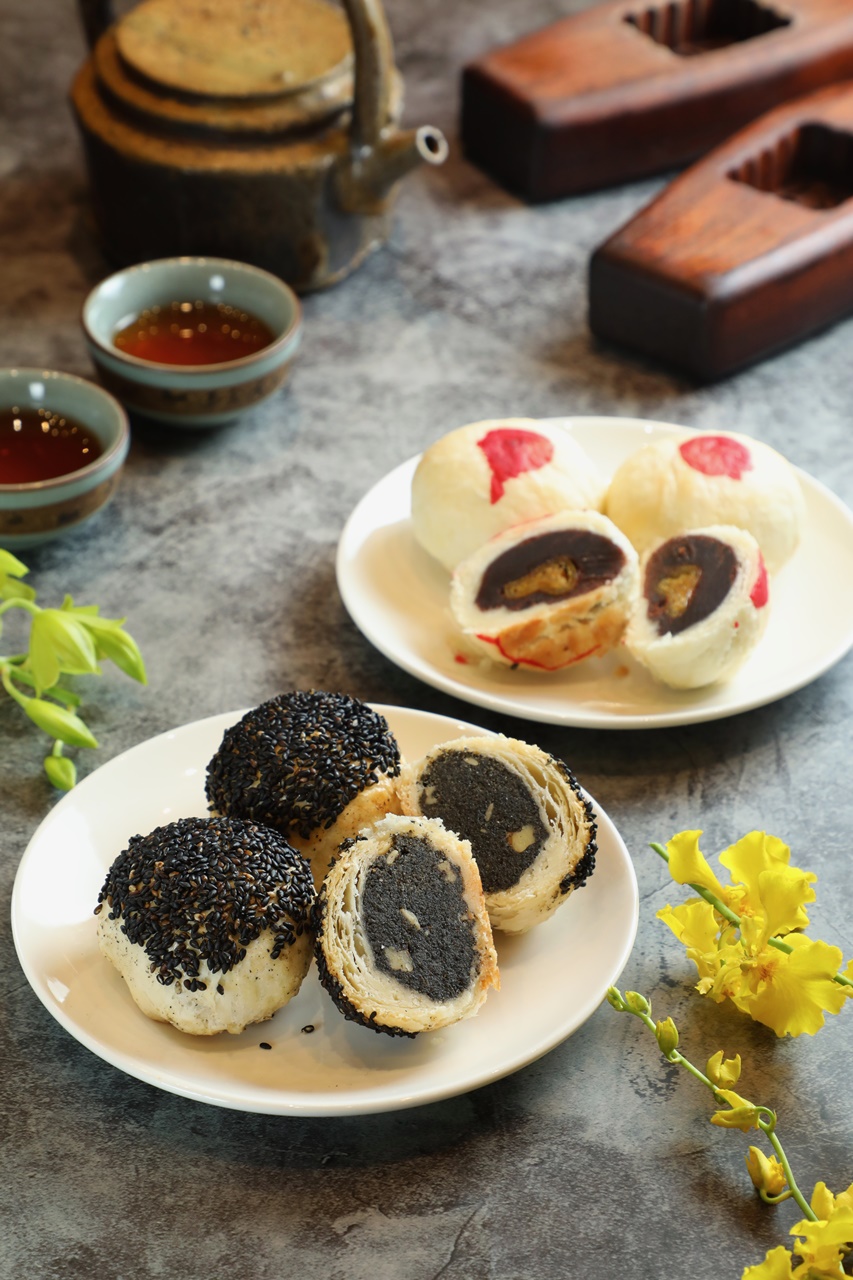 「蘇式月餅」的芝麻椒鹽口味（前）帶有花椒香；金桔豆沙（右後）加入宜蘭金桔，風味鹹酸甜。（皆65元／個）