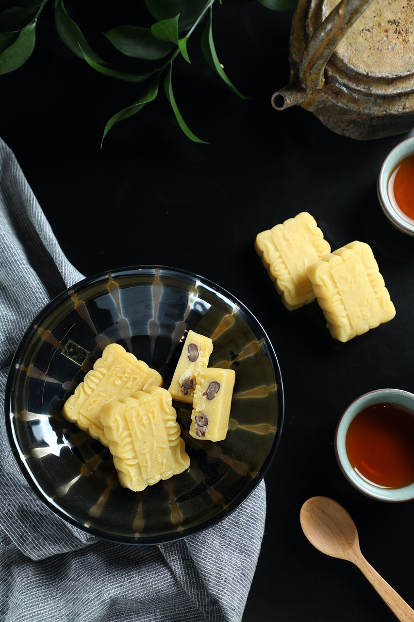 常賣品項「綠豆黃」（左，35元／個）經過蒸箱高溫殺菌，綿密濕潤，蜜紅豆款（右，45元／個）吃得到紅豆顆粒。