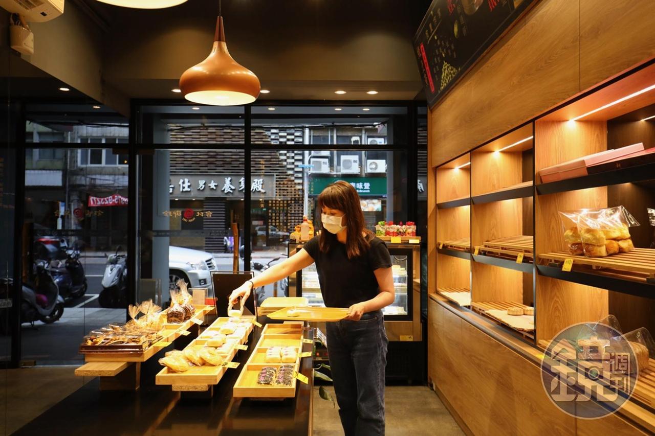 店裡平日販售方形蘇式點心、麵包和綠豆黃，下午還有隱藏版點心胡椒酥餅會熱騰騰出爐。