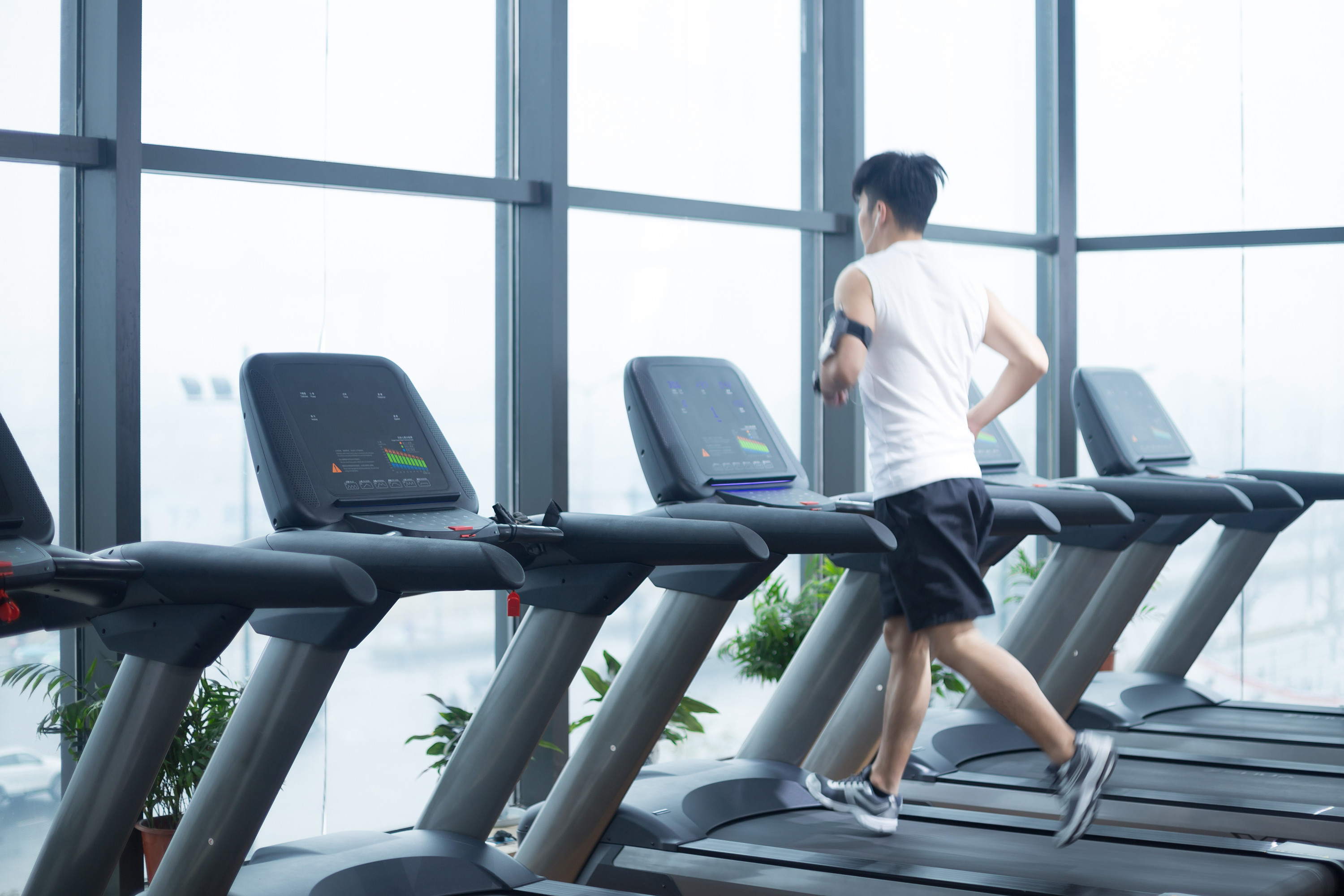 一名健身教練6月赴柬埔寨淘金，沒想到他回了友人訊息2字，讓人卻大喊發毛。（示意圖，東方IC）