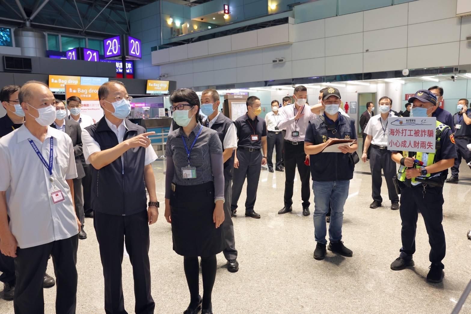 警政署長黃明昭看桃機防詐。（警政署提供）