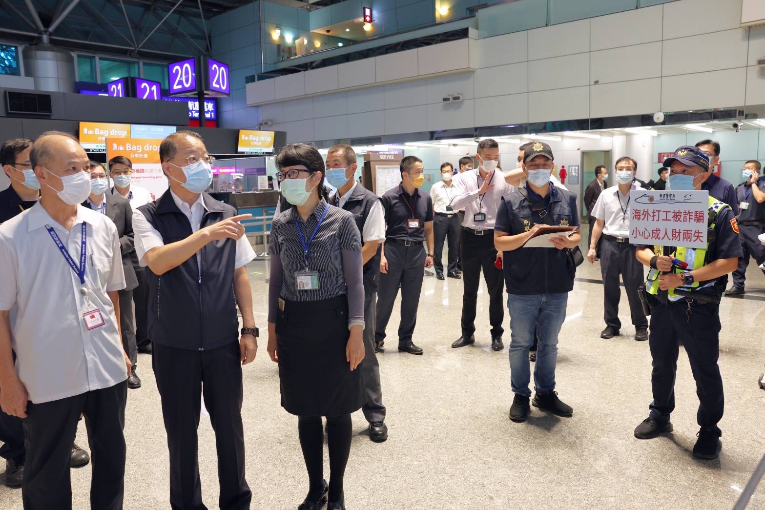 警政署長黃明昭看桃機防詐。（警政署提供）