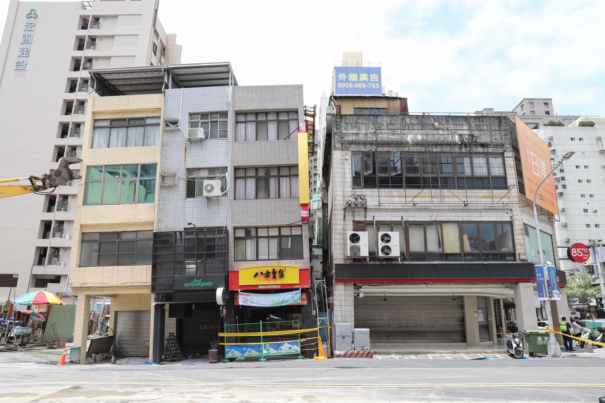 高雄市前金區自強一路之建案工地今年2度造成道路坍塌，附近民宅也受害。