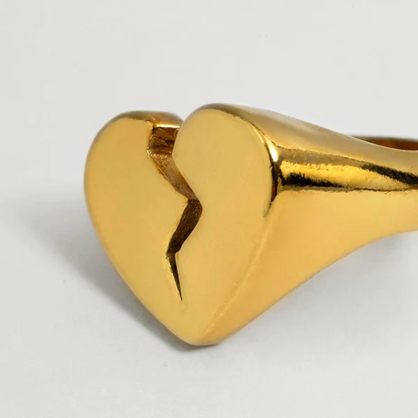 Broken Heart鍍金戒指。NT$1,780。（ARTIFACTS提供）