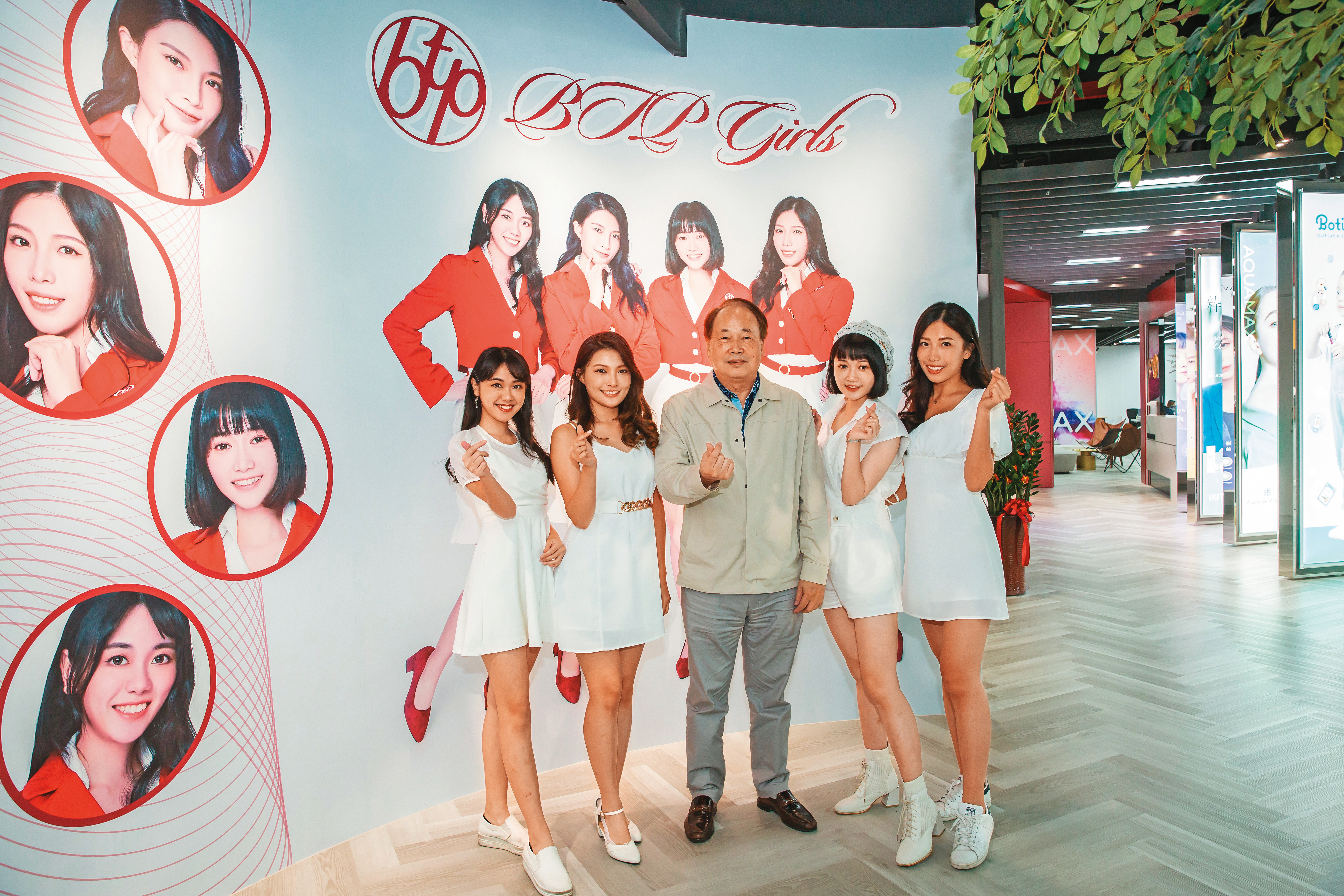 郭明棟（中）打造網紅女團Btp Girl（晶澈女孩），透過網路影音直播，打響旗下美妝品牌。