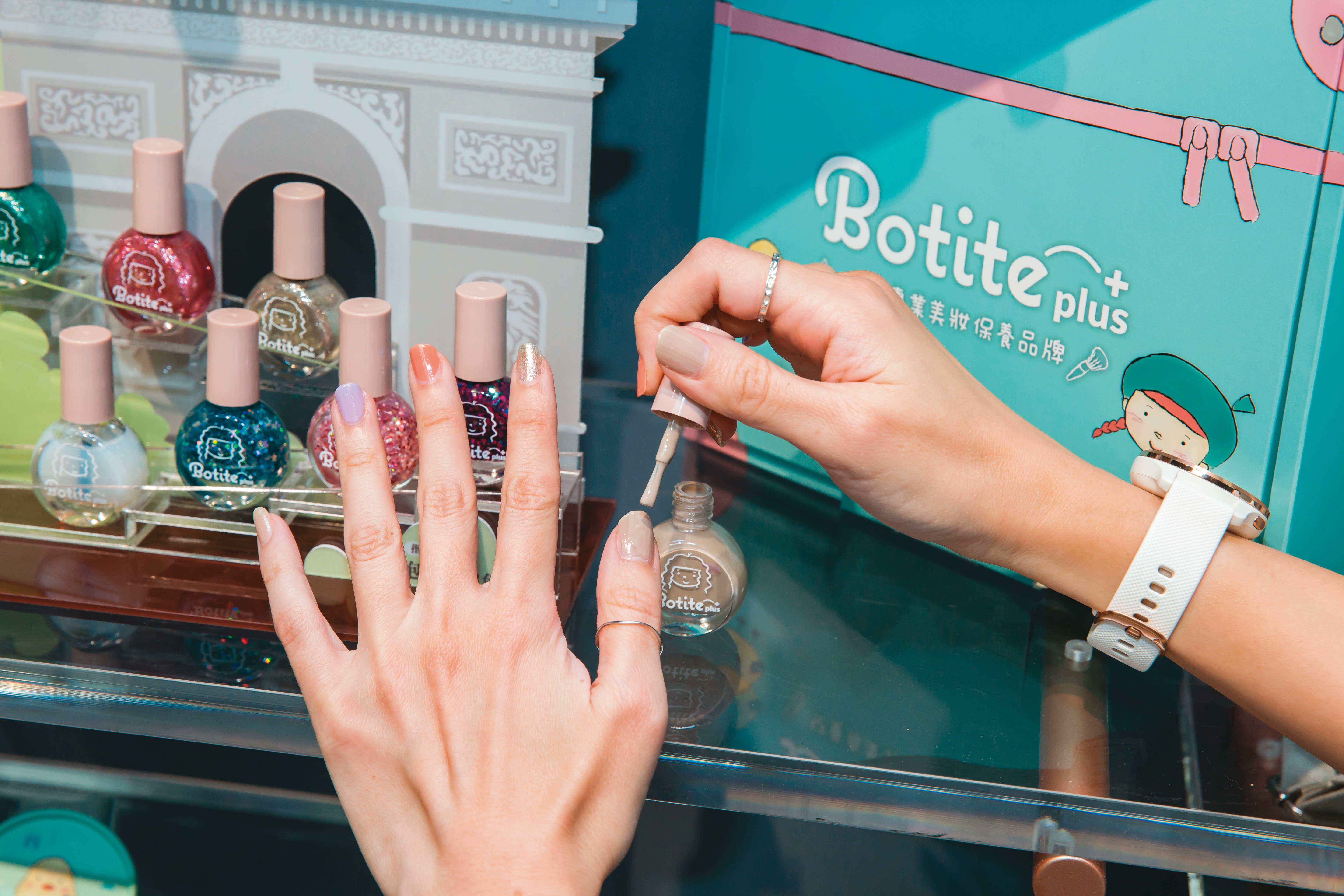 為與其他品牌區隔，郭明棟從兒童美妝切入，先主打兒童用指甲油，不僅無味、無臭、無毒，不喜歡可立刻用水洗清，或者用手撕掉。