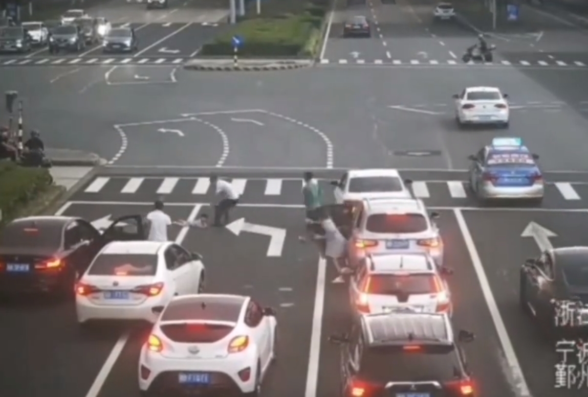 右、後方的好心民眾趕緊下車將女童抱至路旁。（翻攝自微博）