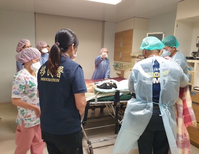 移民署與嘉義市嘉邑行善團攜手協助因病昏迷失去意識之越南籍移工阿松返國，並派員至醫院協助處理出院手續。（移民署提供）
