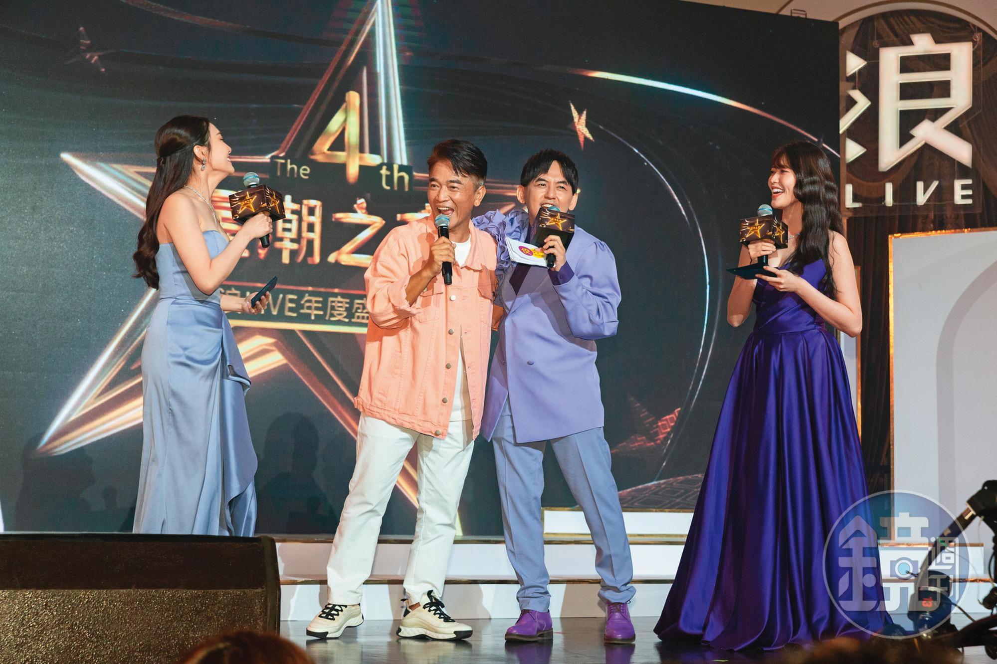 黃子佼(右二)擔任浪LIVE年度盛典主持人,吳宗憲(左二)也上台共襄盛舉。