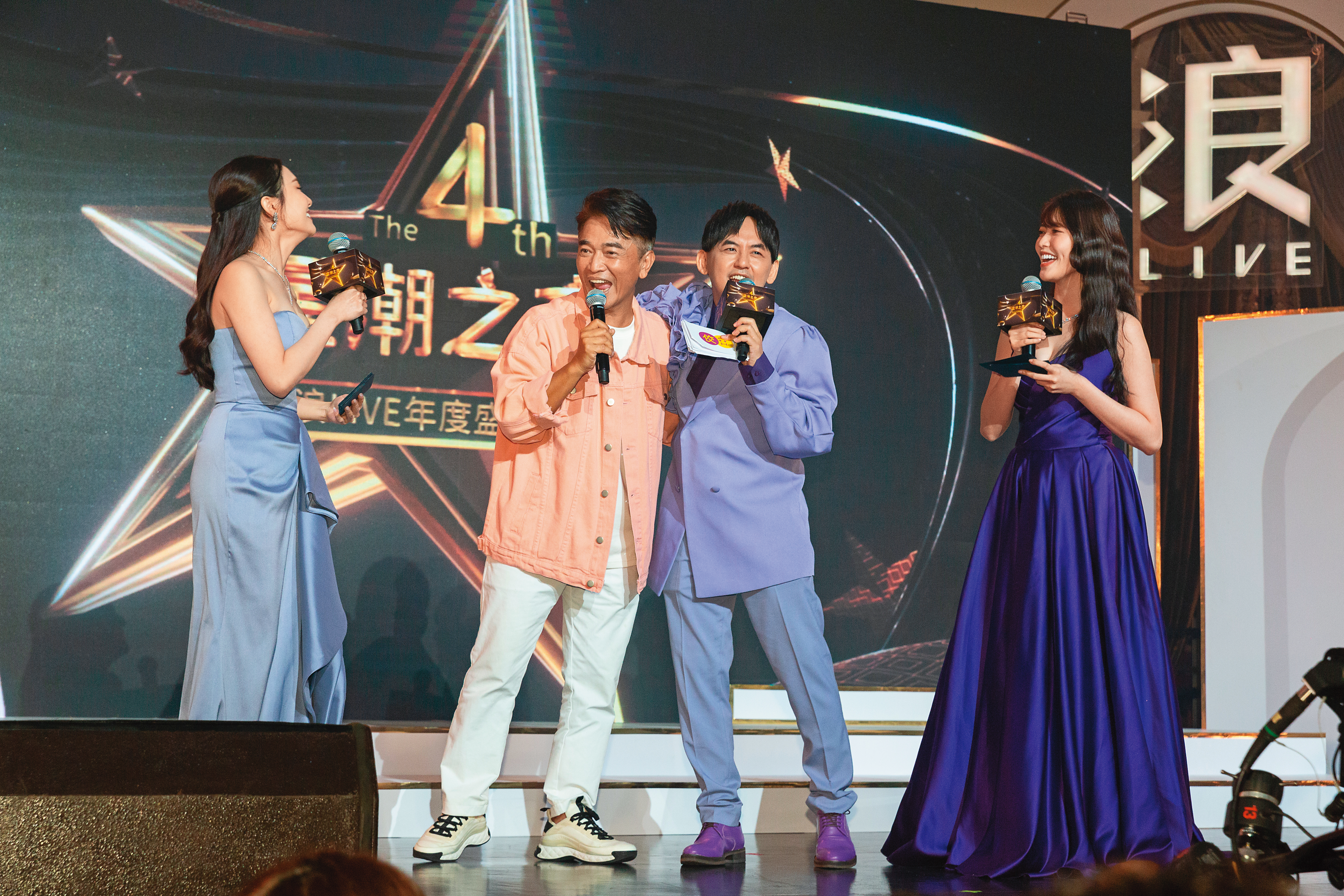 黃子佼(右二)擔任浪LIVE年度盛典主持人,吳宗憲(左二)也上台共襄盛舉。