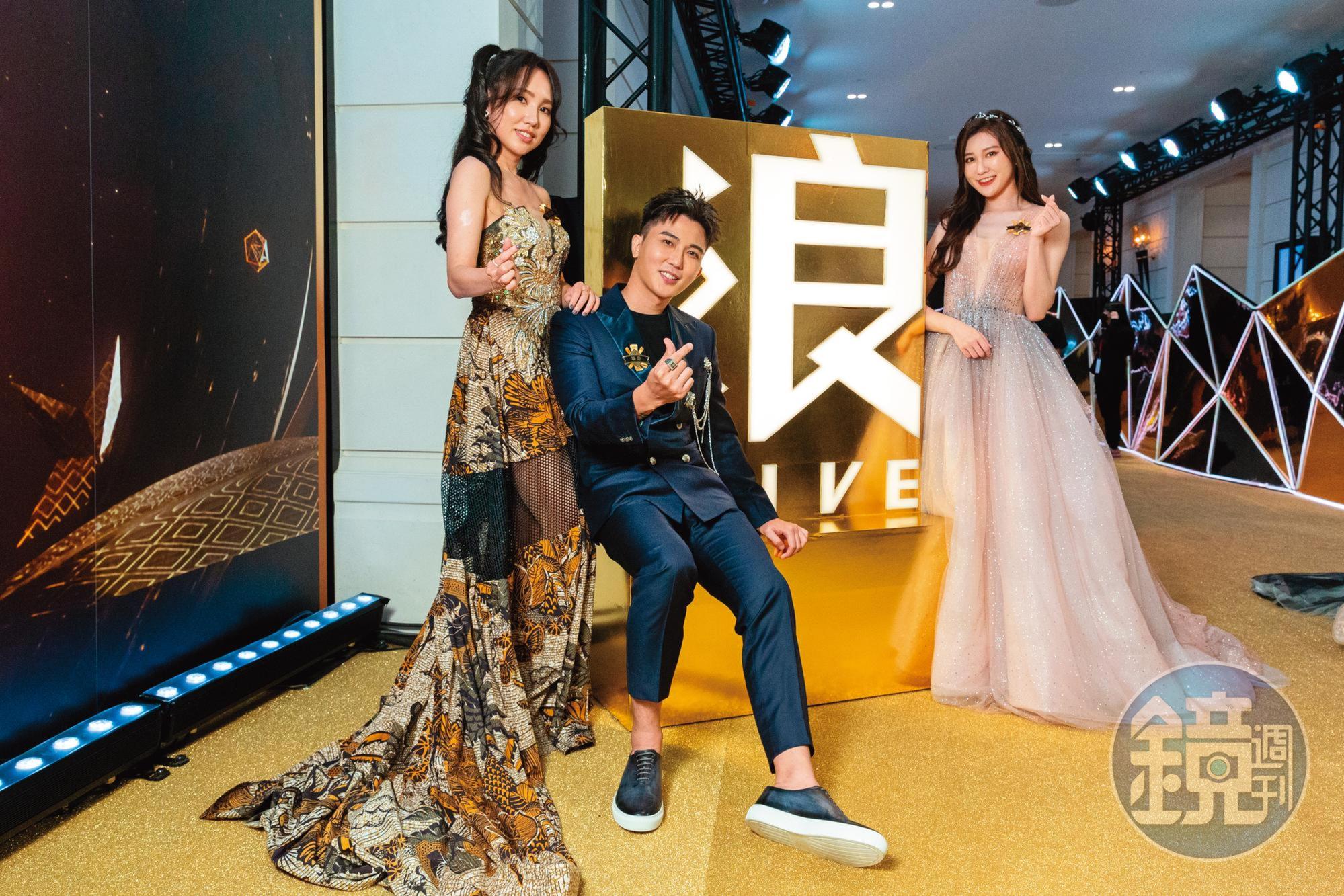 米利亞(右起)、林奇、Tiffany語庭在浪LIVE年度盛典獲頒獎項,藉由直播圓夢改變人生。