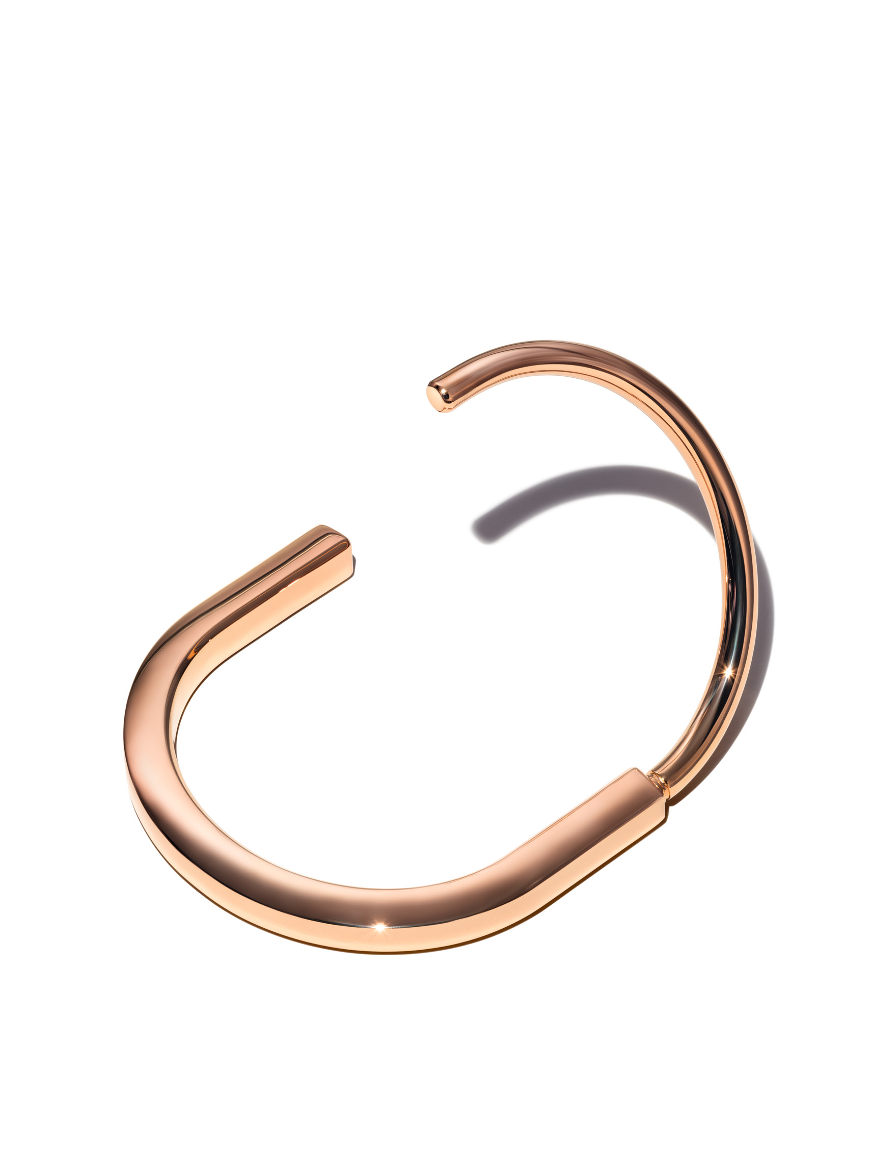 Tiffany Lock 18K玫瑰金手鐲 NT$201,000 Tiffany （Tiffany & Co.提供）