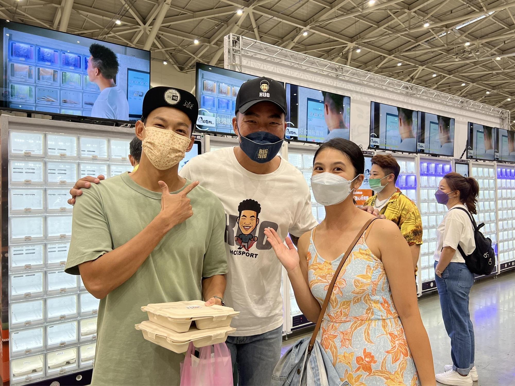 威廉卓卓夫妻義氣相挺探班。 (郭泓志運動發展協會提供)