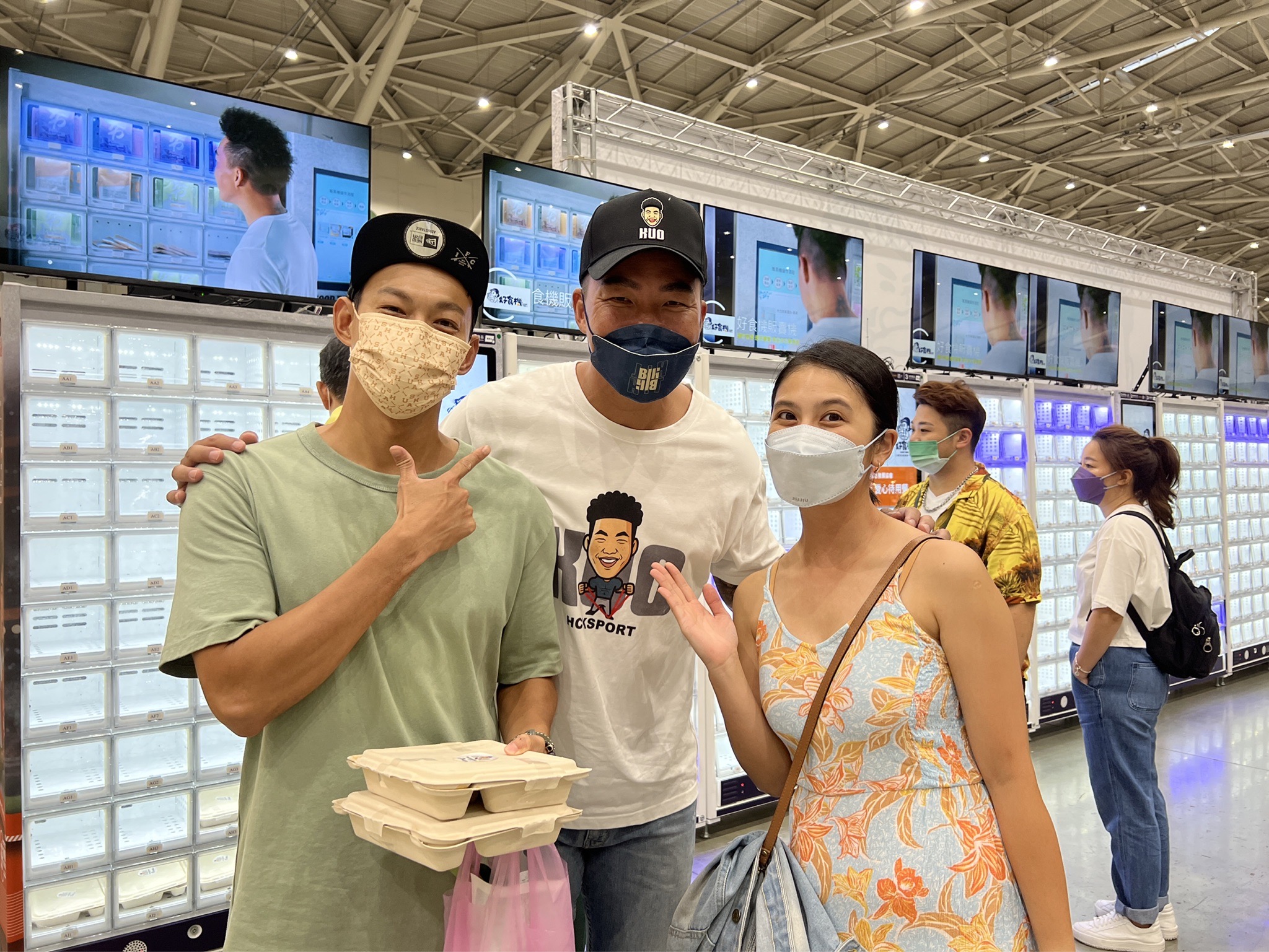 威廉卓卓夫妻義氣相挺探班。 （郭泓志運動發展協會提供）