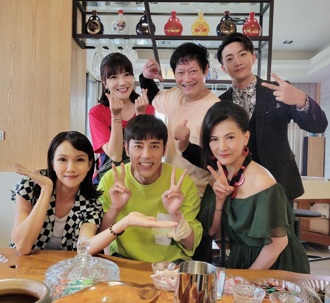 前排左陳嘉君、丁力騏、廖麗君、後排左袁儷珊、黃仲裕、楚翔一同出席開鏡儀式。(三立提供)