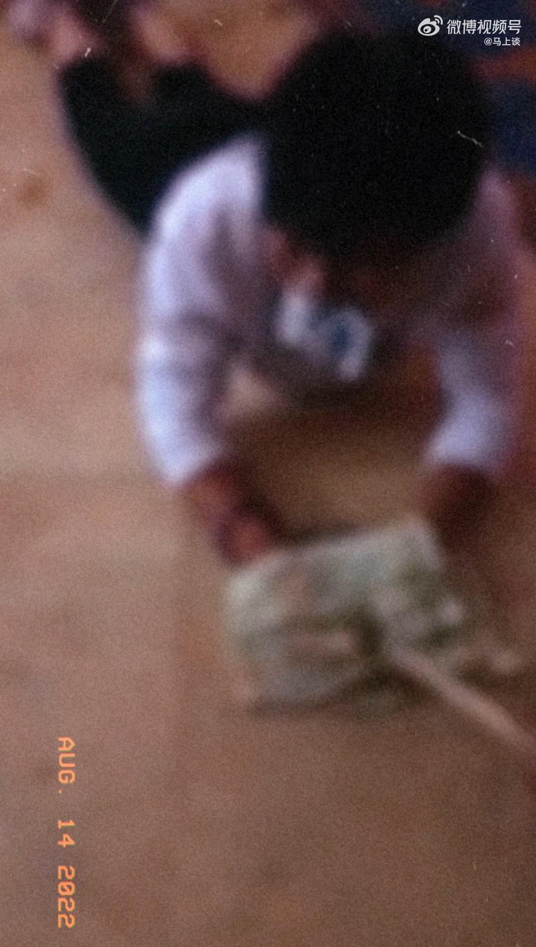 男子直接被搥爛手指。(翻自微博)