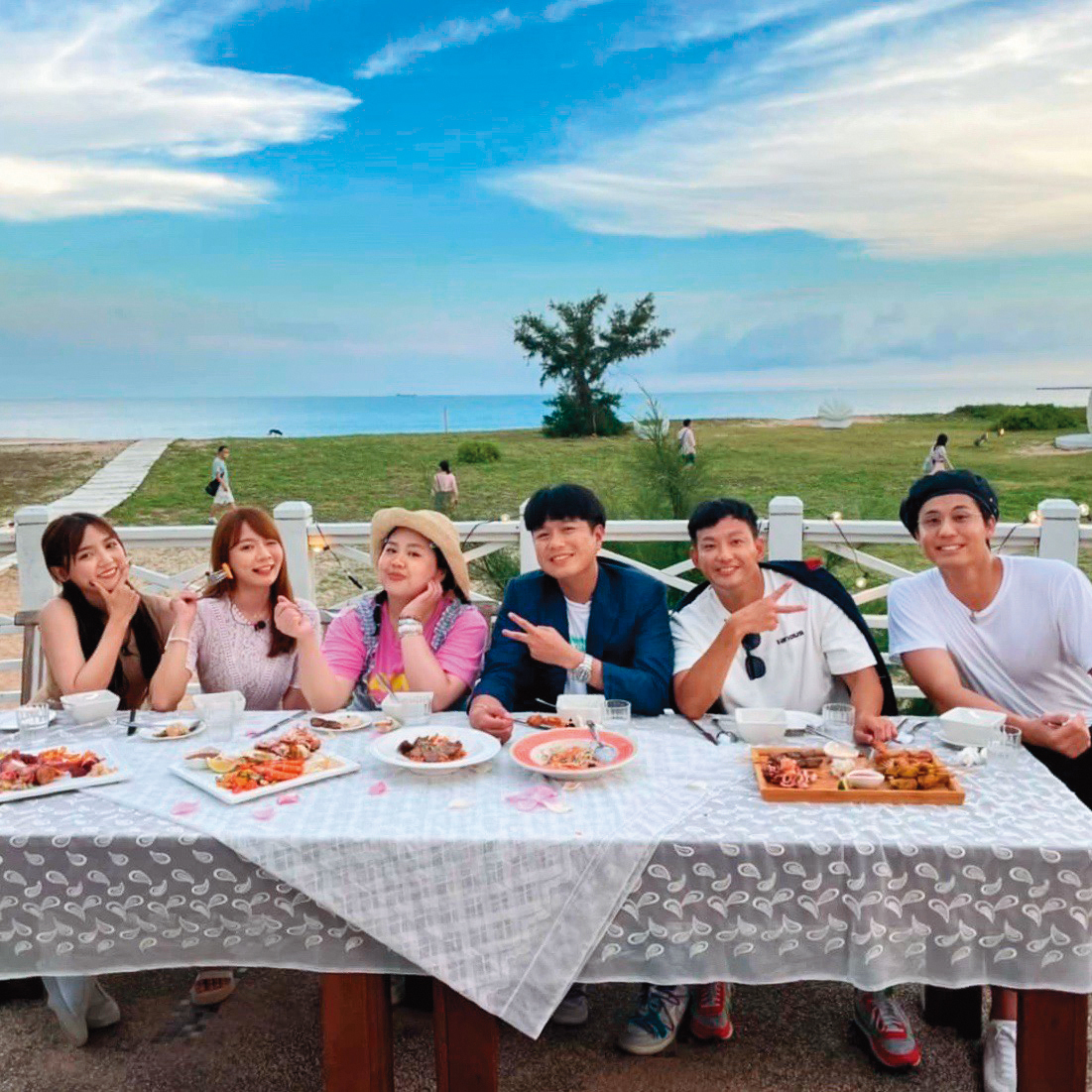 《食尚玩家》年度特企「夏日熱鬪」開跑，各組主持人齊聚墾丁，卻不見小賴身影。（翻攝自《食尚玩家》臉書）