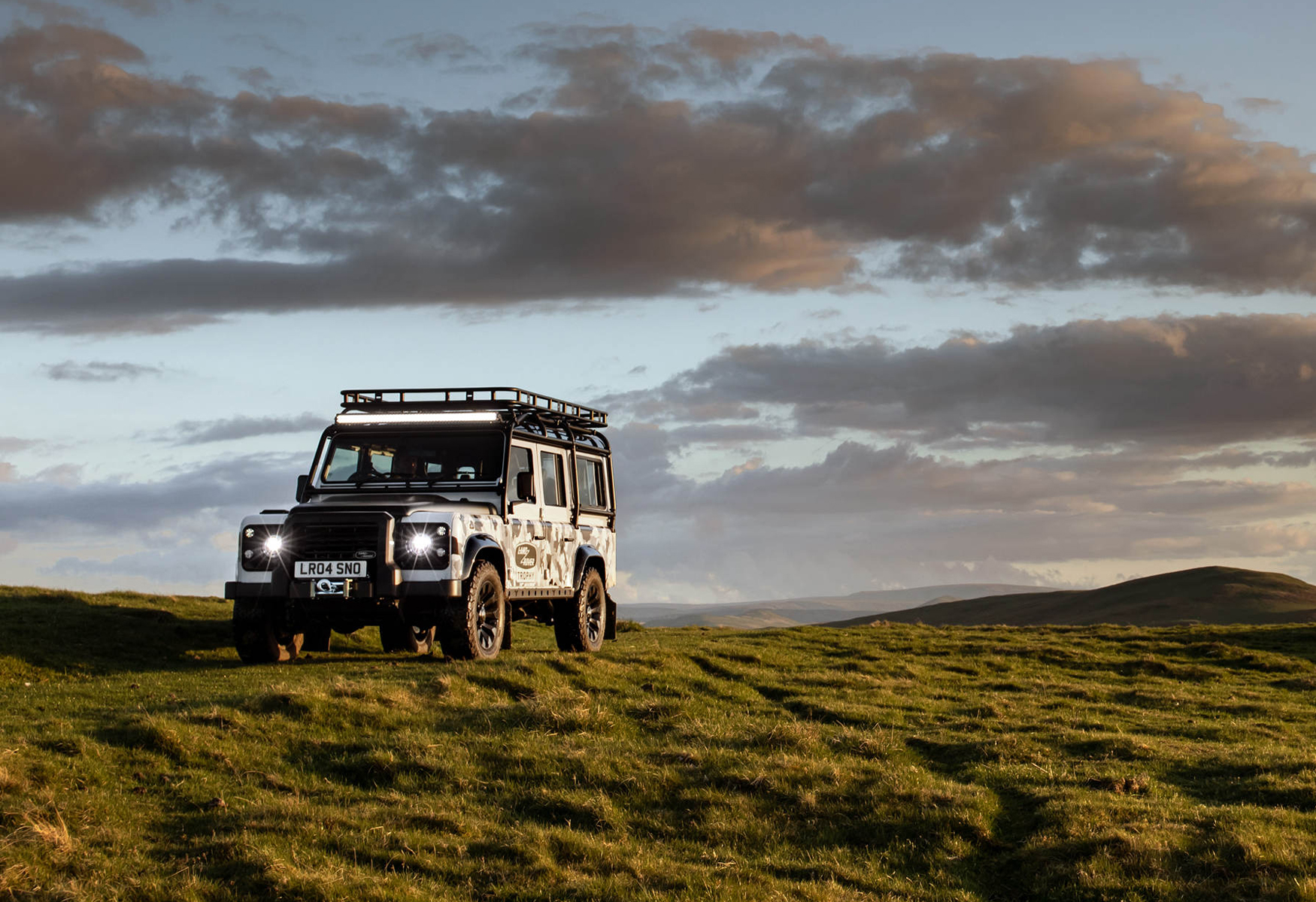 【新車登場】復刻經典冒險魂！LAND ROVER CLASSIC DEFENDER V8 TROPHY II
