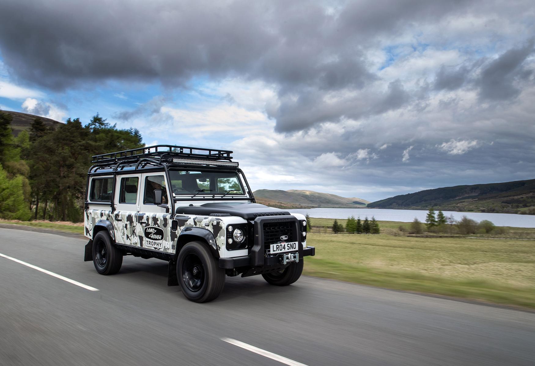 Land Rover 經典車部門打造 25 輛 Classic Defender Works V8 Trophy II ，向 Land Rover 有境界無止境的探險遠征歷史致敬。
