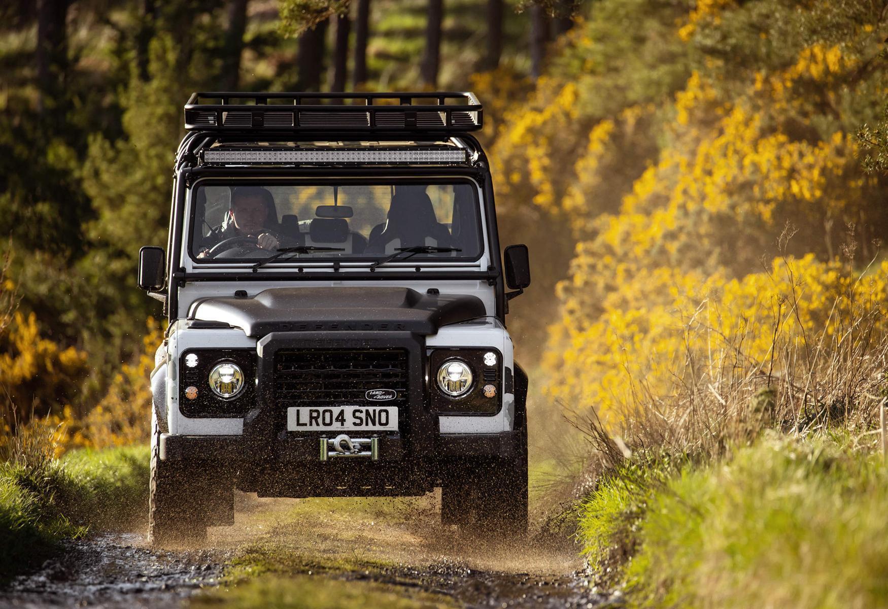 每輛 Classic Defender Works V8 Trophy II 都經過全面改造，搭載 Land Rover 5.0 升 V8 汽油動力總成，可產生 405 PS 和 515 Nm 扭力的最大動力輸出。