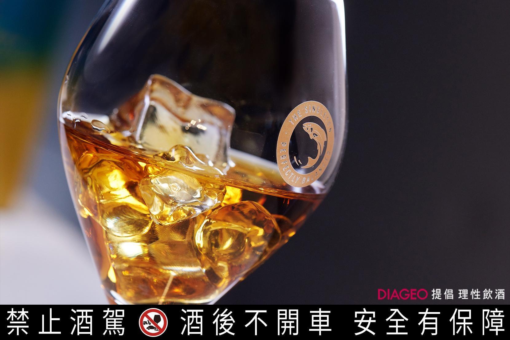醇金13年的風味醇順、集中,加了冰塊也不會讓酒體失真,反而帶出輕盈且酸甜的風味。