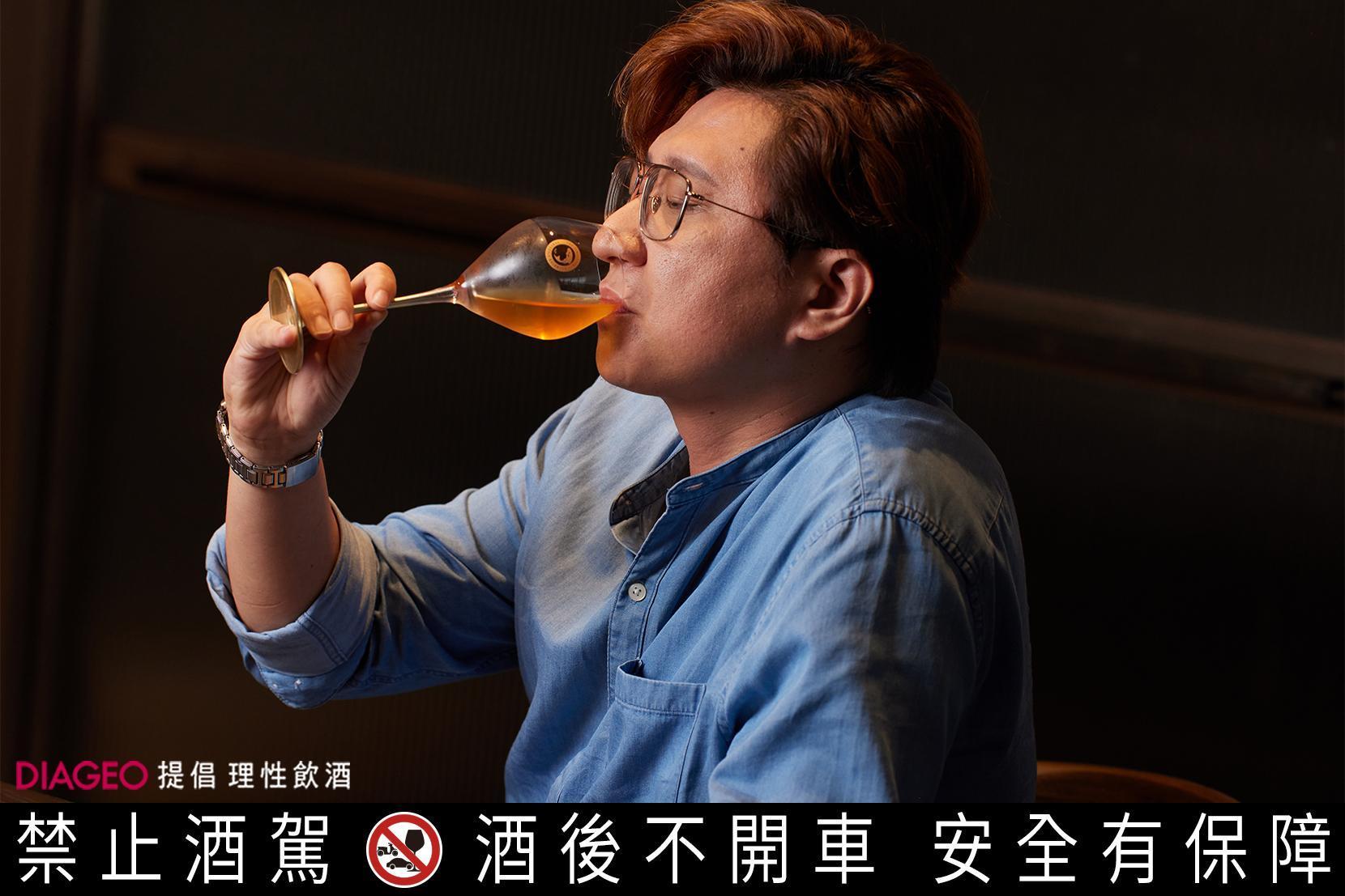京旺煙酒楊經理認為醇金13年結合威士忌與白酒的優點,很適合拿來送禮或是三五好友小酌。