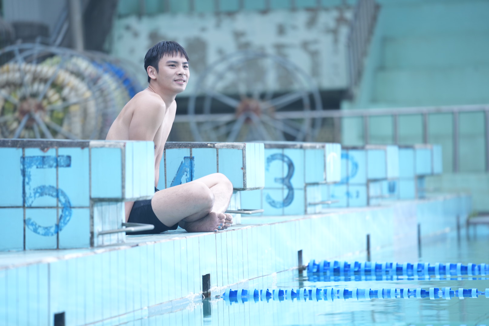 《民雄鬼屋》劉韋辰在池畔邊的一場戲展現帥氣清新的氣質。（采昌、馬棋朵提供）