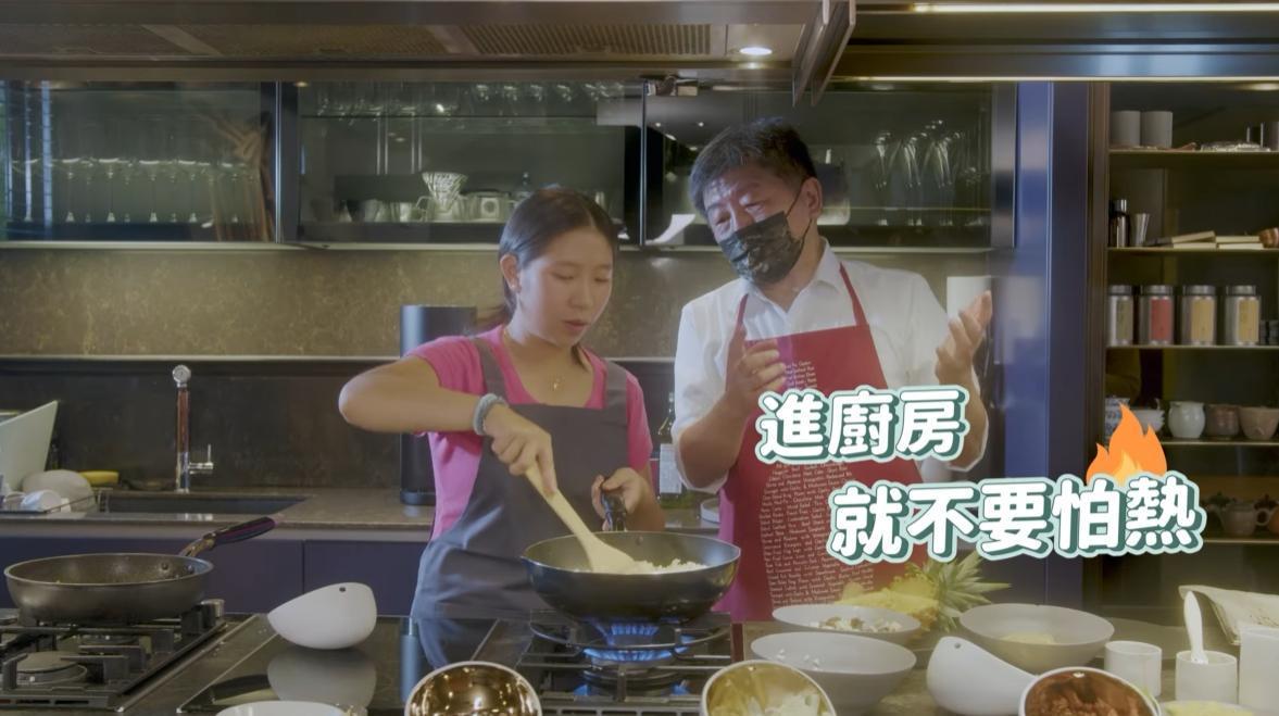 陳時中做炒飯時頻頻被燙到收手，直喊：「怕熱就不要進廚房！」（翻攝自陳時中YouTube）