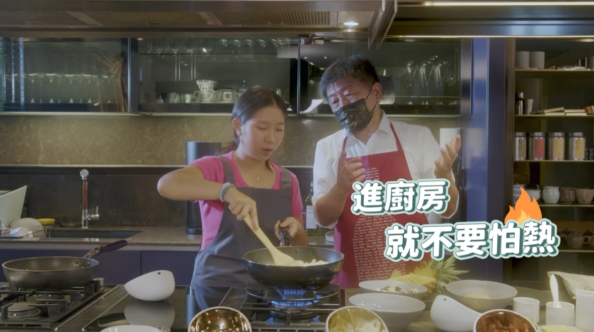 陳時中做炒飯時頻頻被燙到收手，直喊：「怕熱就不要進廚房！」（翻攝自陳時中YouTube）