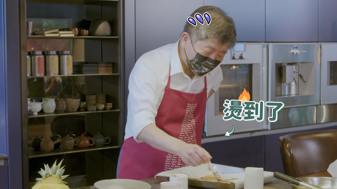 陳時中幫Liya的烤雞塗醬時不慎燙到手。（翻攝自陳時中YouTube）